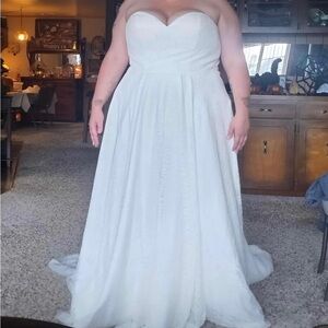 Chic Strapless White Wedding Gown